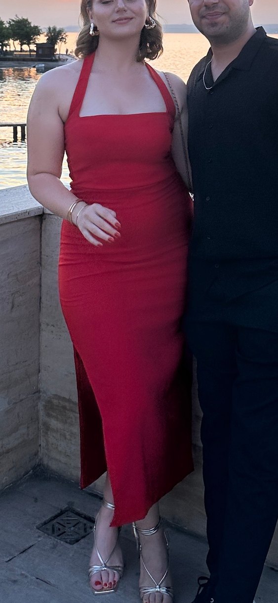 Kare yaka yırtmaçlı kırmızı elbise - Görsel 3