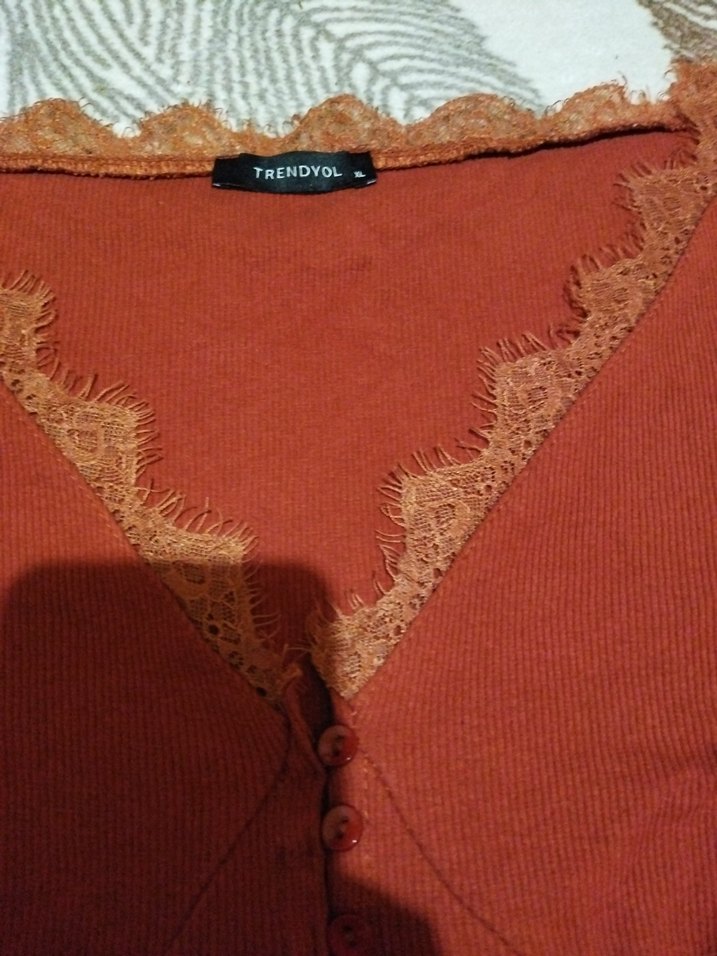 Düğmeli Uzun Kollu Kırmızı V Yaka Bluz - Görsel 3