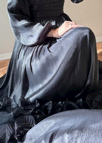 Uzun Siyah Pileli Gotik Abiye Elbise - Görsel 3