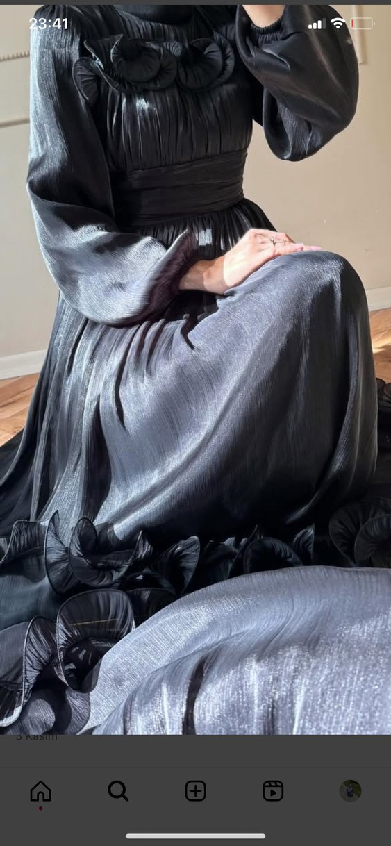 Uzun Siyah Pileli Gotik Abiye Elbise - Görsel 3