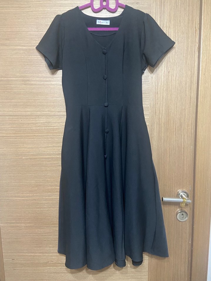 Düğmeli Siyah Midi Elbise - Görsel 3