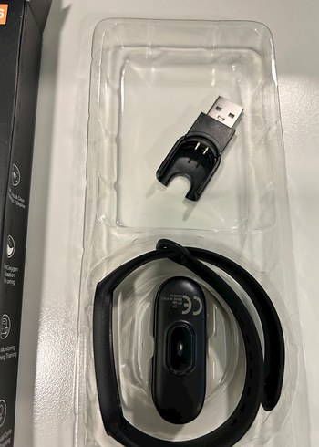 Siyah Akıllı Bileklik ve USB Şarj Cihazı