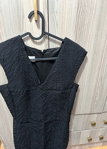 Mango Siyah Pilili V Yaka Kolsuz Midi Elbise
