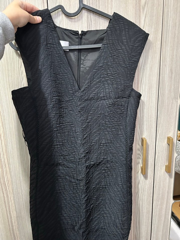 Siyah Pilili V Yaka Kolsuz Midi Elbise - Görsel 2