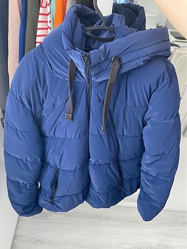Mavi şişme mont