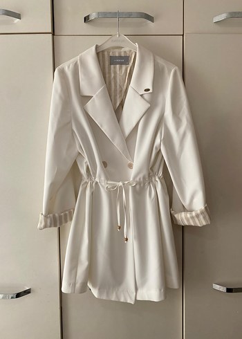 Beyaz Düğmeli Klasik Kadın Blazer ceket.