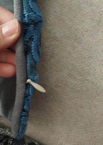 Çiçek Desenli Koyu Mavi Yastık Kılıfı - Görsel 3