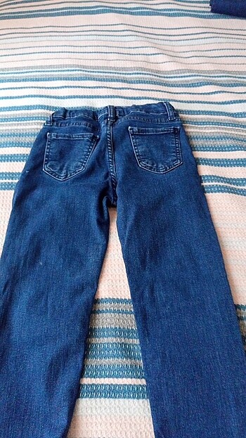 5 Yaş Beden lacivert Renk İki pantalon lacivert kot 4/5 yaş, yeşil keten 5/6 yaş