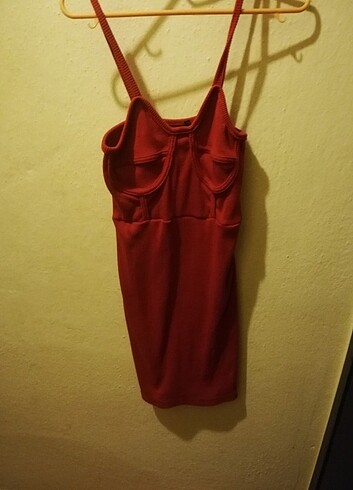 Kısa kırmızı mini elbise 