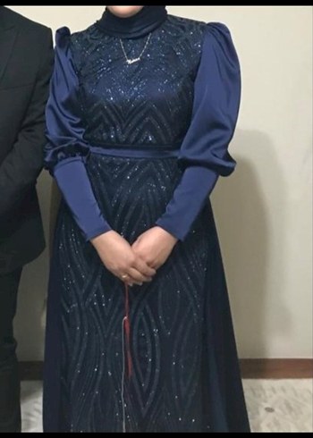42 Beden Lacivert İşlemeli Uzun Abiye Elbise arkasında kuyruğu var