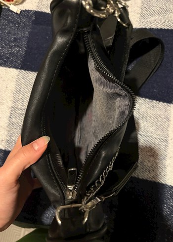 Siyah Yılan Derisi Desenli Zincir Detaylı Deri Çanta - Görsel 4