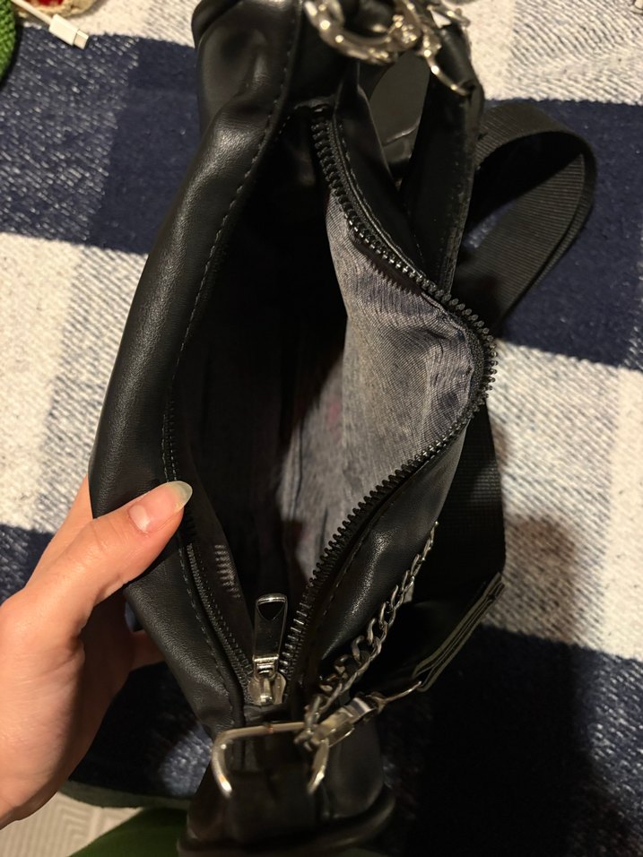 Siyah Yılan Derisi Desenli Zincir Detaylı Deri Çanta - Görsel 4