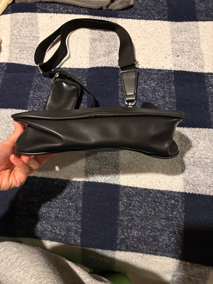 Siyah Yılan Derisi Desenli Zincir Detaylı Deri Çanta - Görsel 3