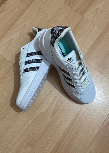 Beyaz Adidas Bağcıklı Kadın Spor Ayakkabı - Görsel 2