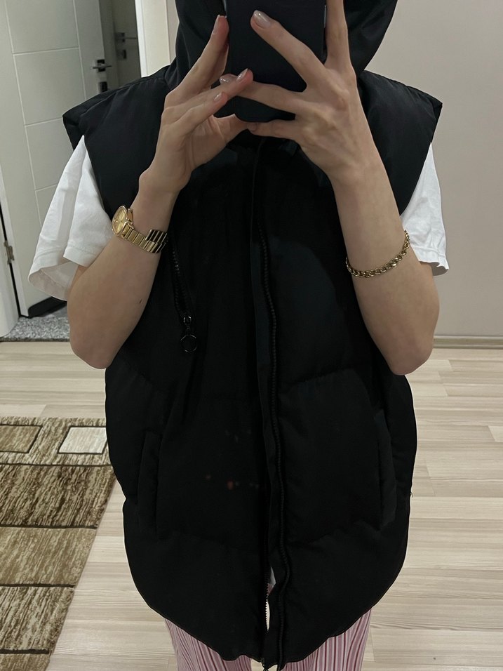 Siyah Kapüşonlu Fermuarlı Kadın Yelek - Görsel 2