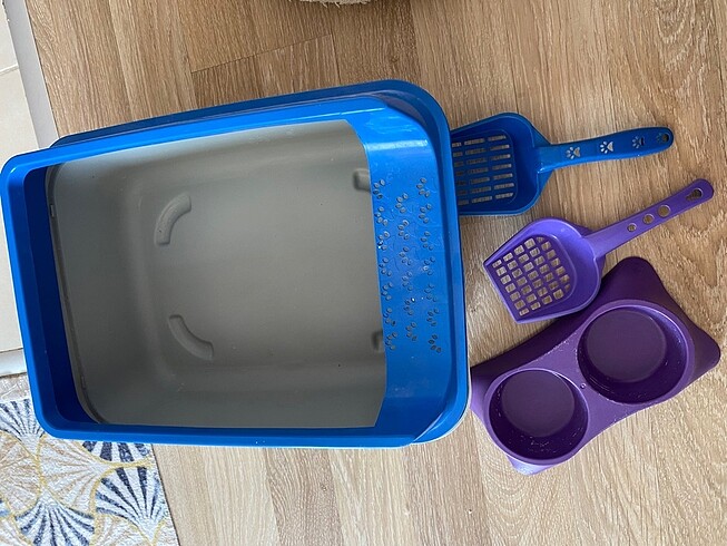 Kedi tuvaleti kürekleri ve mama kabı