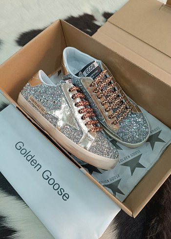 Golden Goose Kadın Altın Renkli Payetli Sneakers