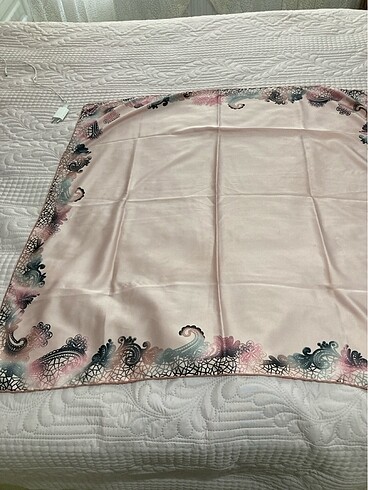 Pembe eşarp