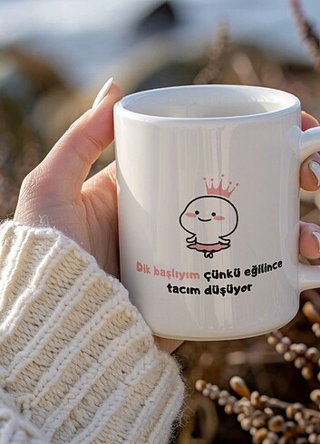 Dik başlıyım çünkü eğilince tacım düşüyor baskılı kupa 