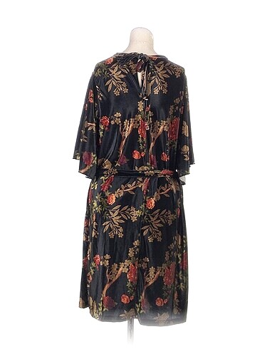 m Beden PreLoved Kısa Elbise %70 İndirimli.