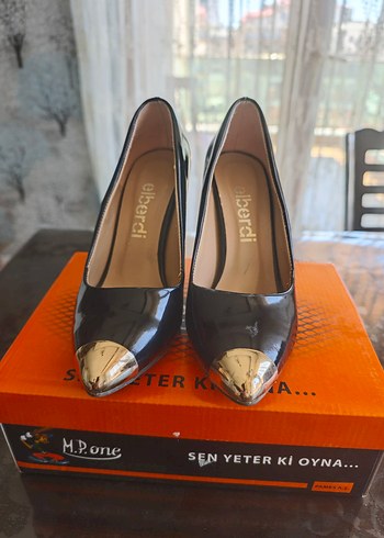 Siyah metal detayli Stiletto