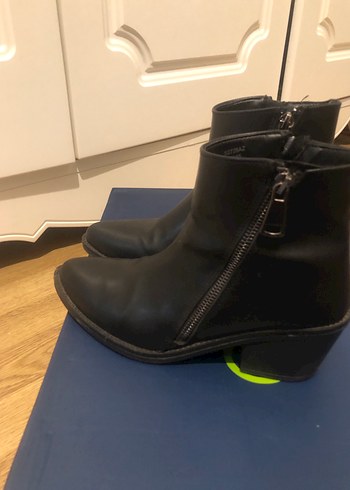 Siyah Topuklu Bot - Görsel 2