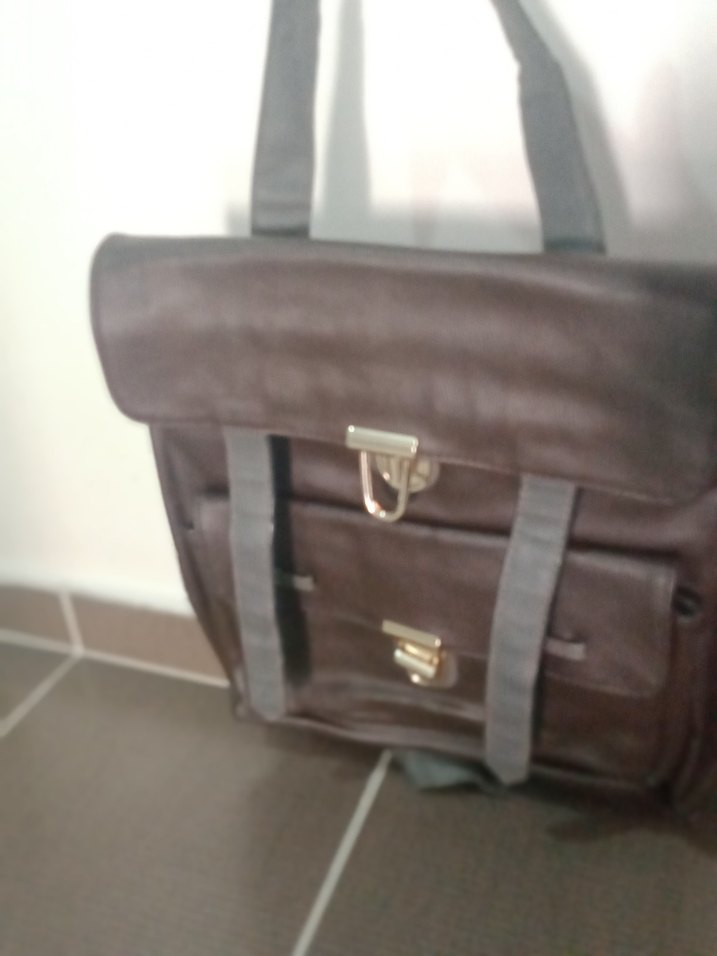 Siyah Deri Tokalı Kadın Sırt Çantası - Görsel 2