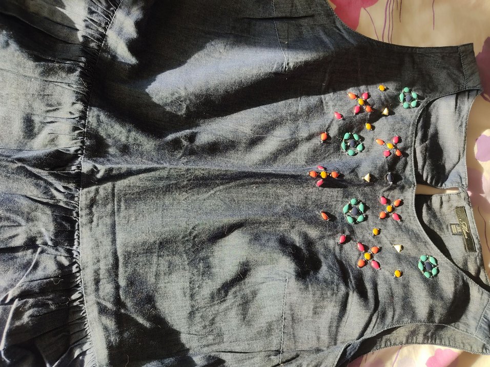 Nakışlı Düğmeli Kız Denim Elbise - Görsel 2