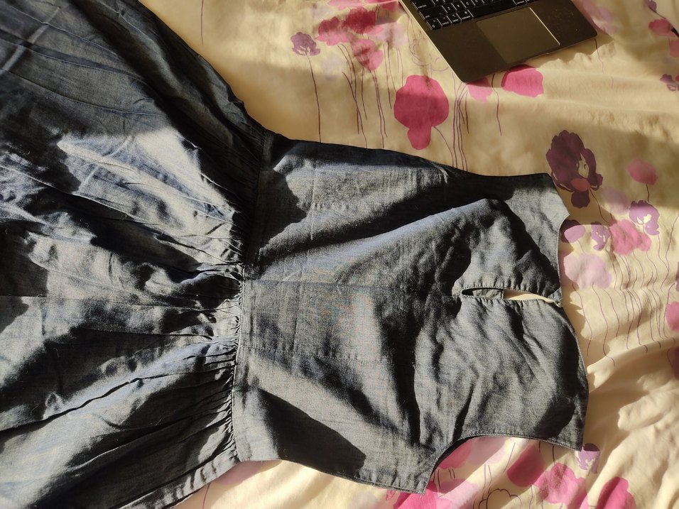 Nakışlı Düğmeli Kız Denim Elbise - Görsel 4