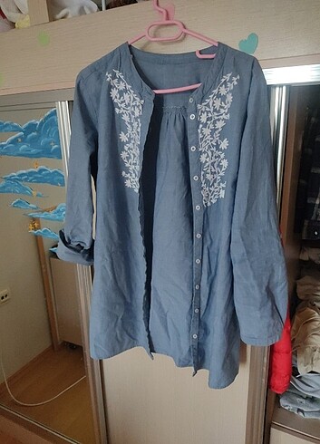 Zara İslemeli kot gömlek