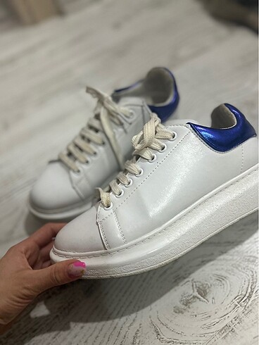 Elle beyaz sneaker