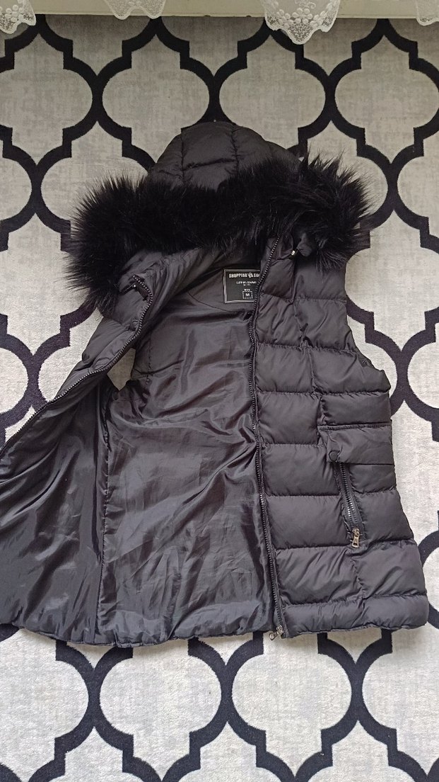 Siyah Kürklü Kapüşonlu Kadın Yelek - Görsel 2