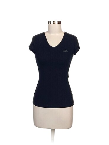 Adidas T-shirt %70 İndirimli.