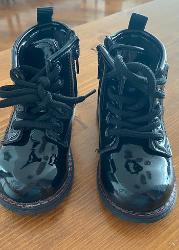 23 Beden Kız Çocuk Siyah Rugan Punk Botlar