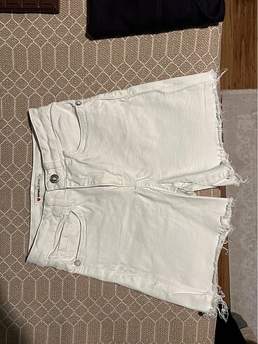 Koton Beyaz Jean Şort ve Yeşil Pantolon