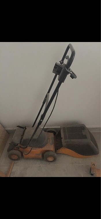 Çim biçme makinesi