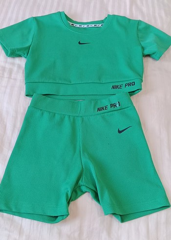 Nike Pro Kız Çocuk Yeşil Crop Top ve Şort Takım