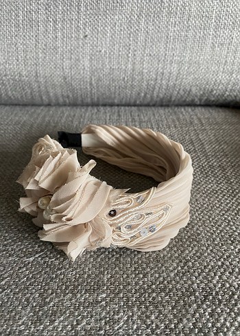 Accessorize saten incili taç ,  Fırfırlı Kadın Saç Aksesuarı - Görsel 2