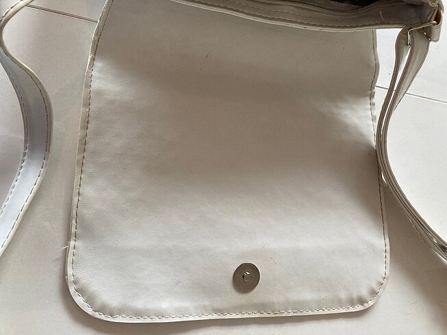  Beden Beyaz,içinde fermuarlı cebi olan çanta