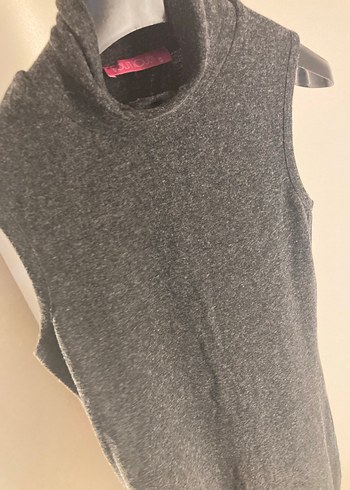 Gri Yüksek Yakalı Kolsuz Triko Elbise - Görsel 4