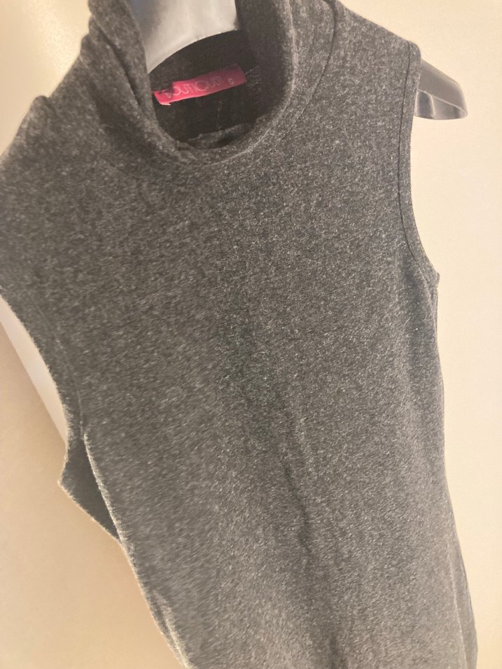 Gri Yüksek Yakalı Kolsuz Triko Elbise - Görsel 4