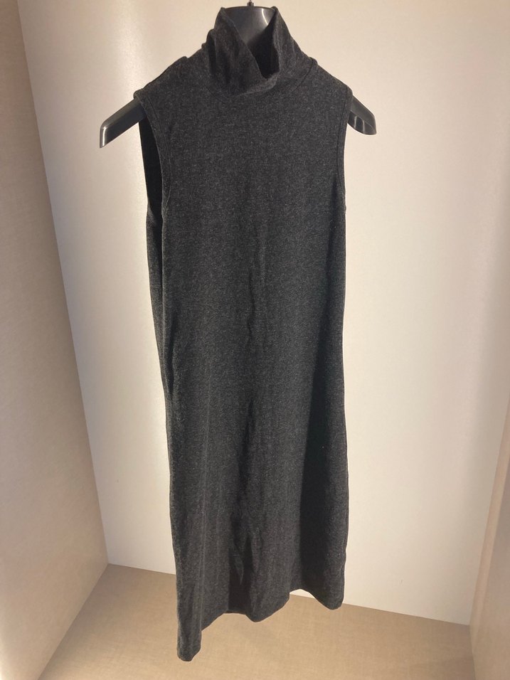 Gri Yüksek Yakalı Kolsuz Triko Elbise - Görsel 2