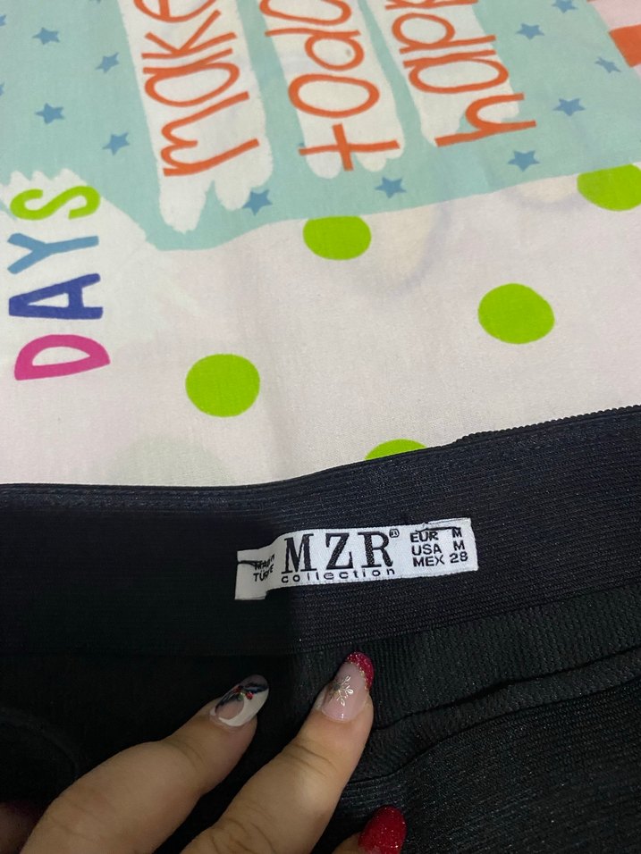 Siyah Yırtmaçlı Uzun Kadın Etek - Görsel 2