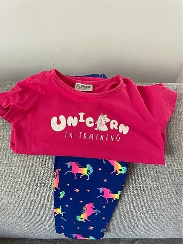 4 Yaş Beden 4-5 yaş T-shirt& tayt