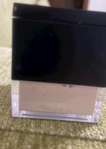 Huda Beauty Açık Bej sabitleyici pudra - Görsel 4