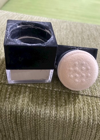 Huda Beauty Açık Bej sabitleyici pudra - Görsel 6