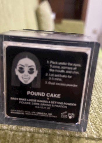 Huda Beauty Açık Bej sabitleyici pudra - Görsel 5