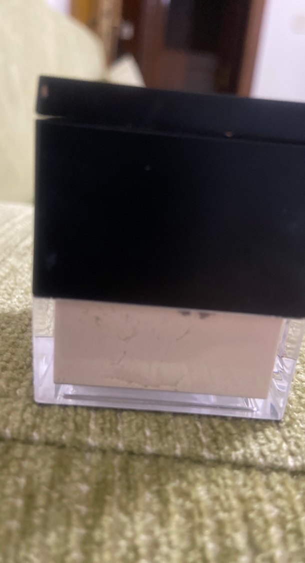 Huda Beauty Açık Bej sabitleyici pudra - Görsel 4