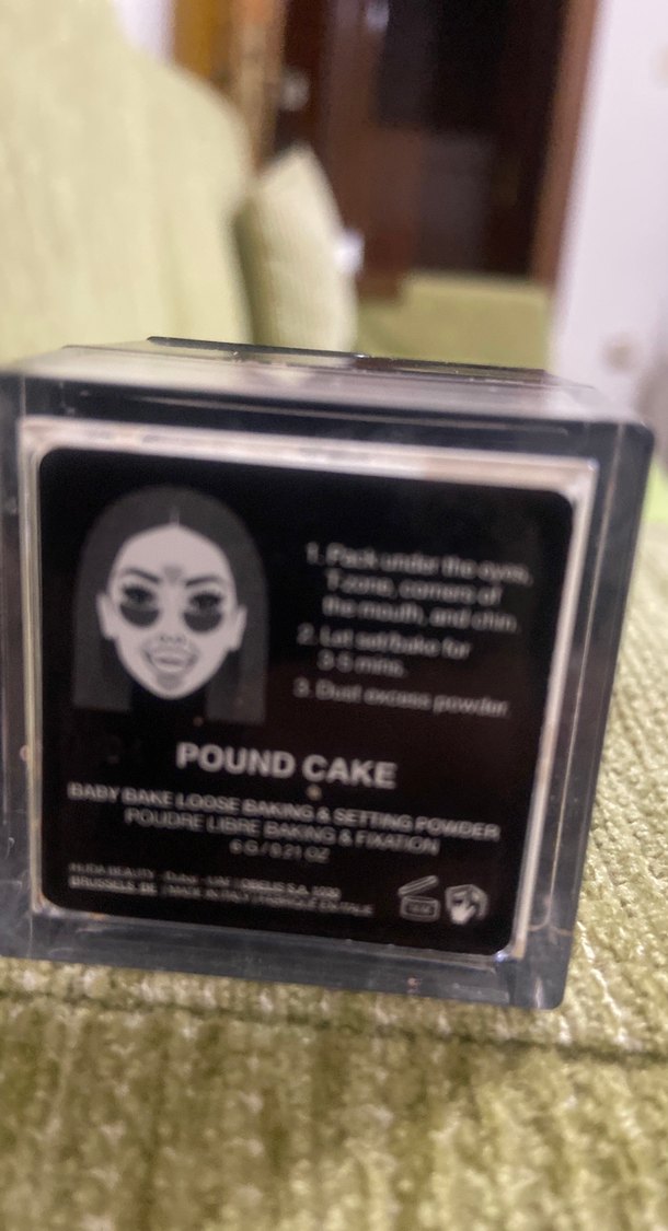 Huda Beauty Açık Bej sabitleyici pudra - Görsel 5