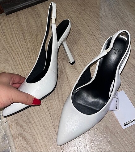 BERSHKA Beyaz ince topuklu ayakkabı
